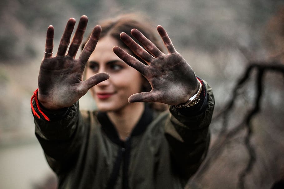 femme aux mains sales