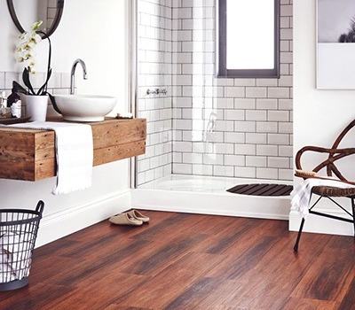 BOIS MASSIF DANS UNE SALLE DE BAIN. BONNE OU MAUVAISE IDÉE ?