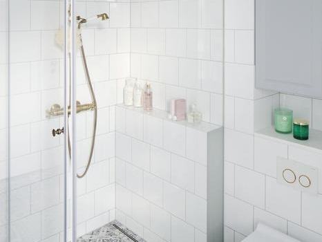 Une salle de bain pour une famille de plusieurs personnes